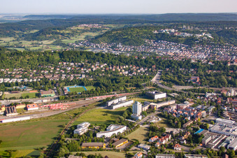 Vue aérienne de Conseil régional et bureau de district à le quartier Derendingen in Tübingen dans le département Bade-Wurtemberg, Allemagne