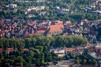 Vue aérienne de Collégiale de la vieille ville - Centre du centre-ville à Tübingen dans le département Bade-Wurtemberg, Allemagne