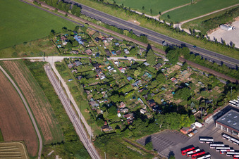 Vue aérienne de Jardins familiaux sur la B28 à le quartier Derendingen in Tübingen dans le département Bade-Wurtemberg, Allemagne