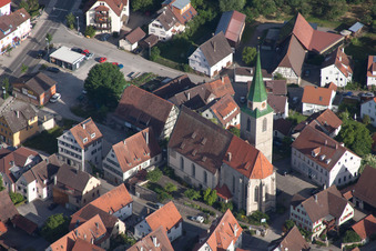 Vue aérienne de Église Saint-Michel à le quartier Entringen in Ammerbuch dans le département Bade-Wurtemberg, Allemagne