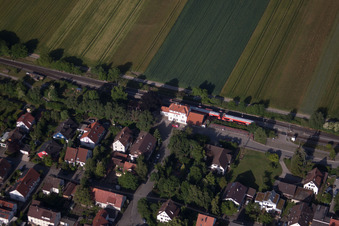 Vue aérienne de Gare ferroviaire à le quartier Entringen in Ammerbuch dans le département Bade-Wurtemberg, Allemagne