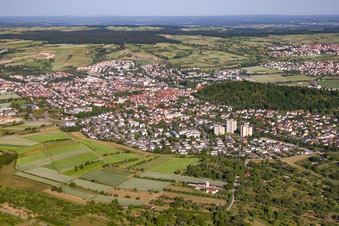 Vue aérienne de Zone urbaine autour du Schloßberg avec périphérie et centre-ville à Herrenberg dans le département Bade-Wurtemberg, Allemagne