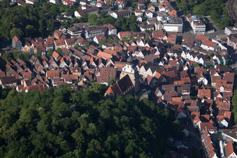 Vue aérienne de Colline du château et collégiale vues de l'est à Herrenberg dans le département Bade-Wurtemberg, Allemagne