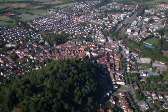 Vue aérienne de Colline du château et collégiale vues de l'est à Herrenberg dans le département Bade-Wurtemberg, Allemagne