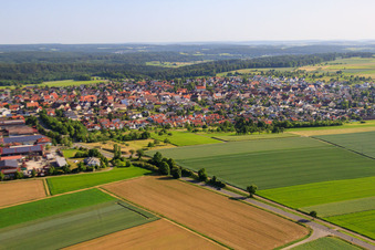 Vue aérienne de Vue de la ville depuis le sud à Deckenpfronn dans le département Bade-Wurtemberg, Allemagne