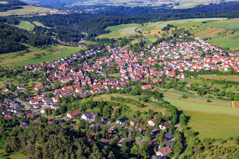 Vue aérienne de Vue du village depuis le nord à le quartier Gültlingen in Wildberg dans le département Bade-Wurtemberg, Allemagne