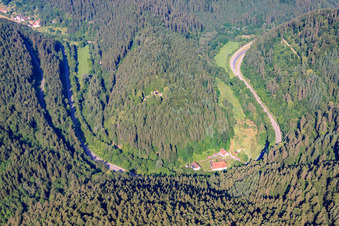 Vue aérienne de Ruines et vestiges des murs de l'ancien château et forteresse de Waldeck dans la vallée de Nagold et de la maison de retraite Waldecker Hof entourée de forêt à le quartier Holzbronn in Calw dans le département Bade-Wurtemberg, Allemagne