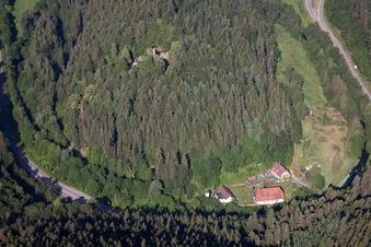Vue aérienne de Ruines et vestiges des remparts de l'ancien château et forteresse de Waldeck, dans la vallée de la Nagold. Sur la photo, on peut également voir la maison de retraite Waldecker Hof, entourée de forêt. à le quartier Holzbronn in Calw dans le département Bade-Wurtemberg, Allemagne