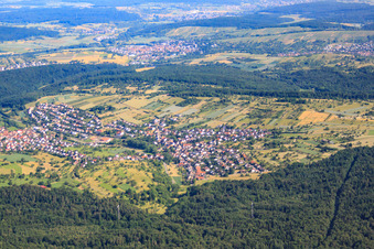 Vue aérienne de Vue de la ville depuis le sud à le quartier Gräfenhausen in Birkenfeld dans le département Bade-Wurtemberg, Allemagne