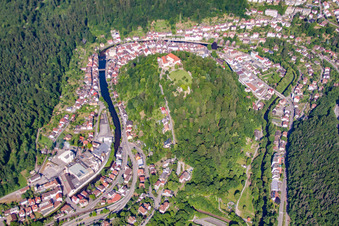 Vue aérienne de Zone riveraine de la rivière Enz à Neuenbürg dans le département Bade-Wurtemberg, Allemagne