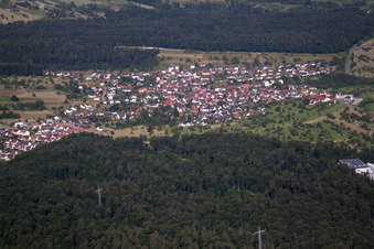 Vue aérienne de De l'est à le quartier Arnbach in Neuenbürg dans le département Bade-Wurtemberg, Allemagne