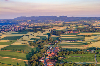 Vue aérienne de Vue du village depuis l'est à Vollmersweiler dans le département Rhénanie-Palatinat, Allemagne