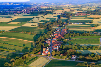Vue aérienne de Vue du village le matin depuis l'est à Vollmersweiler dans le département Rhénanie-Palatinat, Allemagne