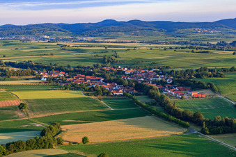 Vue aérienne de Vue du village le matin depuis le sud-est à Dierbach dans le département Rhénanie-Palatinat, Allemagne