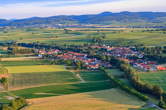 Vue aérienne de Vue du village le matin depuis le sud-est à Dierbach dans le département Rhénanie-Palatinat, Allemagne