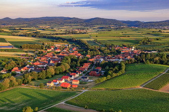 Vue aérienne de Vue du village le matin depuis l'est à Dierbach dans le département Rhénanie-Palatinat, Allemagne
