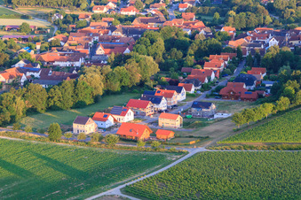 Vue aérienne de Kirchgasse vue de l'est à Dierbach dans le département Rhénanie-Palatinat, Allemagne