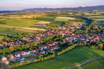Vue aérienne de Kirchgasse depuis le nord-est à Dierbach dans le département Rhénanie-Palatinat, Allemagne