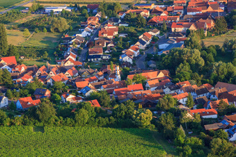 Vue aérienne de Vue du village le matin depuis l'est à Oberhausen dans le département Rhénanie-Palatinat, Allemagne