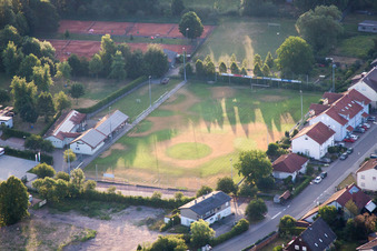Vue aérienne de Terrain de sport à le quartier Appenhofen in Billigheim-Ingenheim dans le département Rhénanie-Palatinat, Allemagne