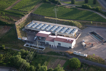 Systèmes de refroidissement de la centrale géothermique à Insheim dans le département Rhénanie-Palatinat, Allemagne hors des airs