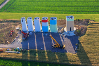 Vue aérienne de Segments emboîtables des mâts d'une éolienne avant assemblage à Offenbach an der Queich dans le département Rhénanie-Palatinat, Allemagne