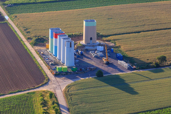Vue oblique de Segments emboîtables des mâts d'une éolienne avant assemblage à Offenbach an der Queich dans le département Rhénanie-Palatinat, Allemagne