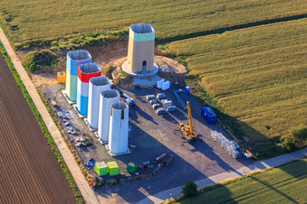 Segments emboîtables des mâts d'une éolienne avant assemblage à Offenbach an der Queich dans le département Rhénanie-Palatinat, Allemagne d'en haut