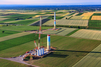 Segments emboîtables des mâts d'une éolienne avant assemblage à Offenbach an der Queich dans le département Rhénanie-Palatinat, Allemagne vue d'en haut