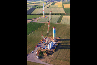Segments emboîtables des mâts d'une éolienne avant assemblage à Offenbach an der Queich dans le département Rhénanie-Palatinat, Allemagne depuis l'avion