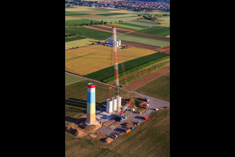 Vue oblique de Segments du mât d'une éolienne en cours d'assemblage à Offenbach an der Queich dans le département Rhénanie-Palatinat, Allemagne