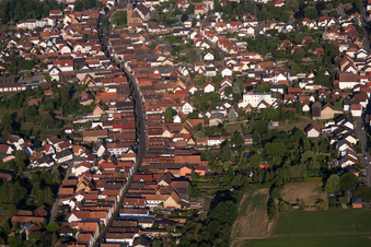 Vue aérienne de Rue principale à Herxheim bei Landau dans le département Rhénanie-Palatinat, Allemagne