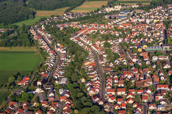 Vue aérienne de Lietzelhorster Straße et Kettelerstraße à gauche et à droite du Klingbach-Tankgraben à Herxheim bei Landau dans le département Rhénanie-Palatinat, Allemagne