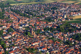 Vue aérienne de Vue de la ville depuis l'est à Herxheim bei Landau dans le département Rhénanie-Palatinat, Allemagne