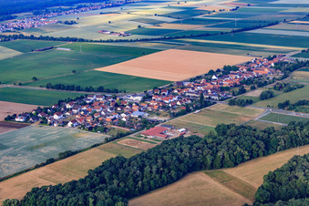Vue aérienne de Vue du village depuis le nord-est à le quartier Minderslachen in Kandel dans le département Rhénanie-Palatinat, Allemagne