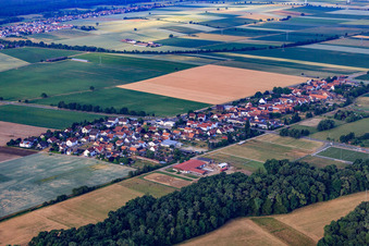 Vue aérienne de Vue du village depuis le nord-est à le quartier Minderslachen in Kandel dans le département Rhénanie-Palatinat, Allemagne