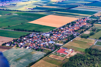 Vue oblique de Vue du village depuis le nord-est à le quartier Minderslachen in Kandel dans le département Rhénanie-Palatinat, Allemagne