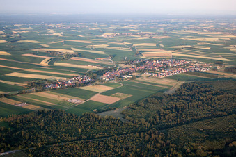 Vue aérienne de Niederlauterbach dans le département Bas Rhin, France