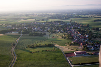 Vue d'oiseau de Eberbach-Seltz dans le département Bas Rhin, France