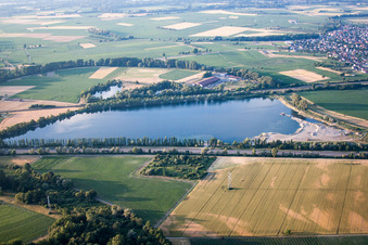 Vue aérienne de Lac de carrière à Roppenheim dans le département Bas Rhin, France