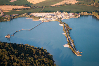 Vue aérienne de Lac de carrière à Soufflenheim dans le département Bas Rhin, France