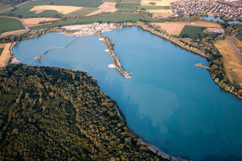 Vue aérienne de Lac de carrière à Soufflenheim dans le département Bas Rhin, France