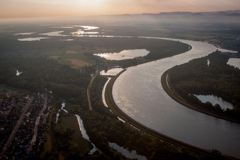 Vue aérienne de Boucle courbe des rives du Rhin à la frontière franco-allemande Cours du fleuve à Drusenheim dans le département Bas Rhin, France