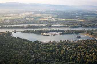 Vue aérienne de Port nautique à Offendorf dans le département Bas Rhin, France