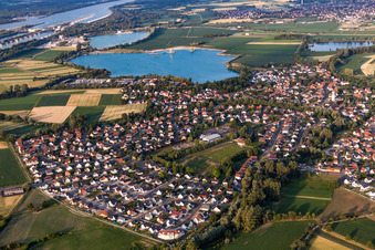 Vue aérienne de Zones riveraines du lac de l'étang de gravier à Offendorf dans le département Bas Rhin, France
