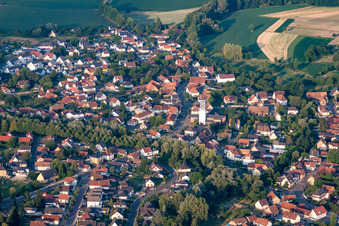 Vue aérienne de Bâtiment d'église au centre du village à Offendorf dans le département Bas Rhin, France