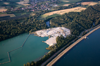Vue aérienne de Lac de carrière à le quartier Diersheim in Rheinau dans le département Bade-Wurtemberg, Allemagne