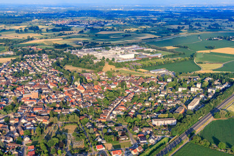 Vue aérienne de Vue de la ville sur la Kinzig depuis l'est à Willstätt dans le département Bade-Wurtemberg, Allemagne