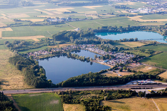Vue aérienne de Caravanes et tentes - camping - et emplacement pour tentes au lac de la carrière Schuttern à le quartier Schuttern in Friesenheim dans le département Bade-Wurtemberg, Allemagne