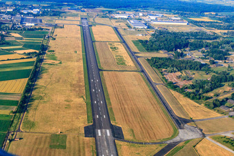 Vue aérienne de Piste de l'aérodrome de Lahrer Flugbetriebs GmbH à le quartier Schuttern in Friesenheim dans le département Bade-Wurtemberg, Allemagne